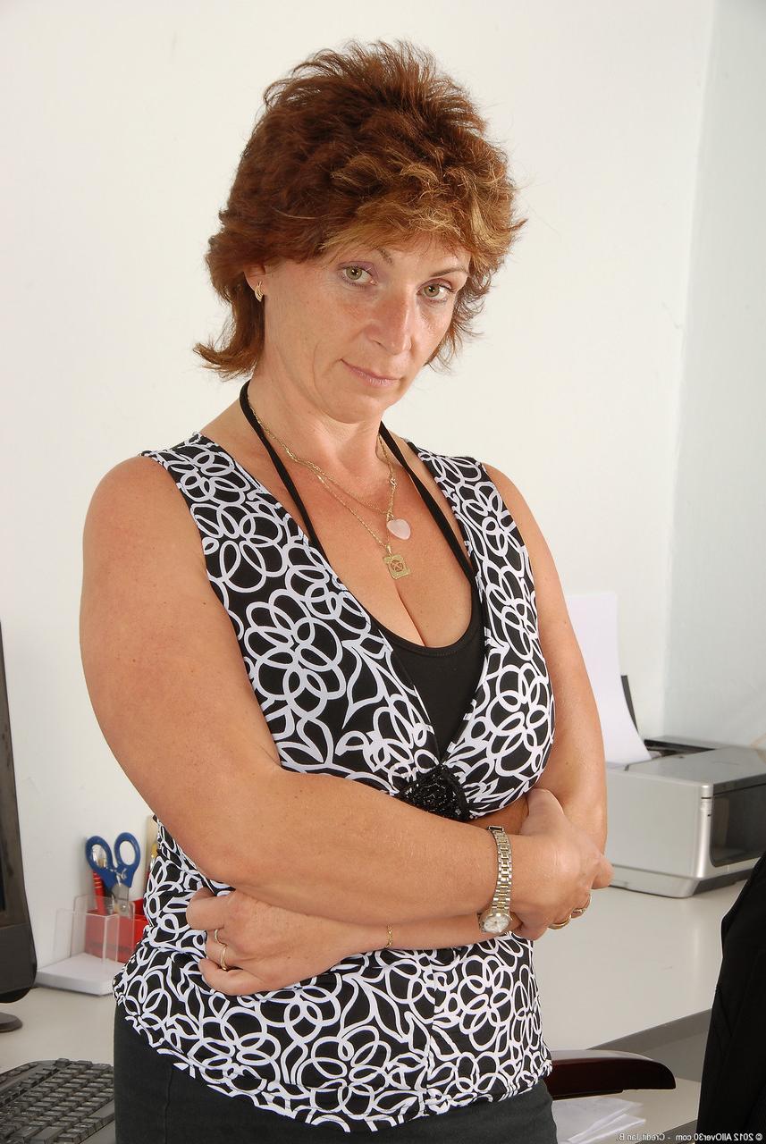 20P La secrétaire amateur mature Misti révèle ses gros seins naturels et son vagin poilu.