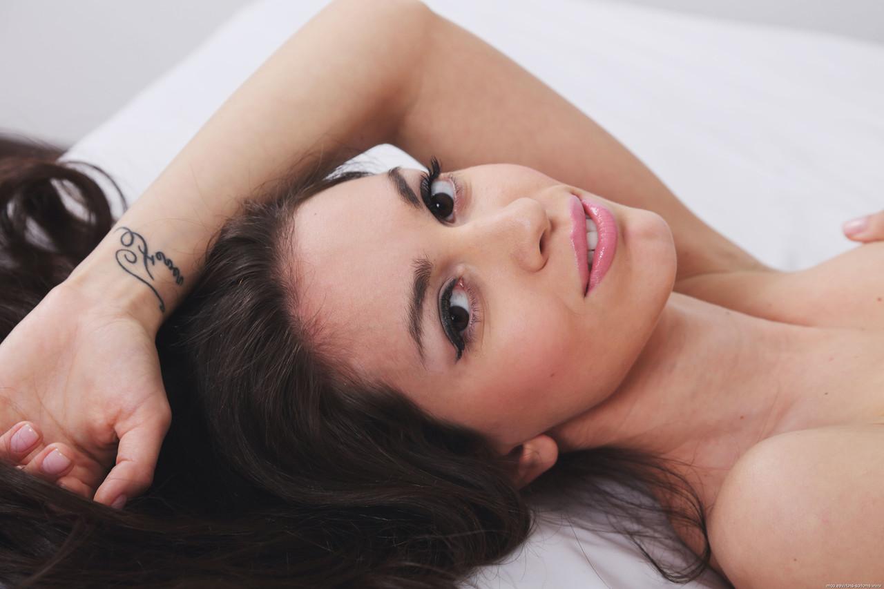 20P La superbe jeune aux gros seins Karen dévoile ses fabuleuses courbes sur un lit.