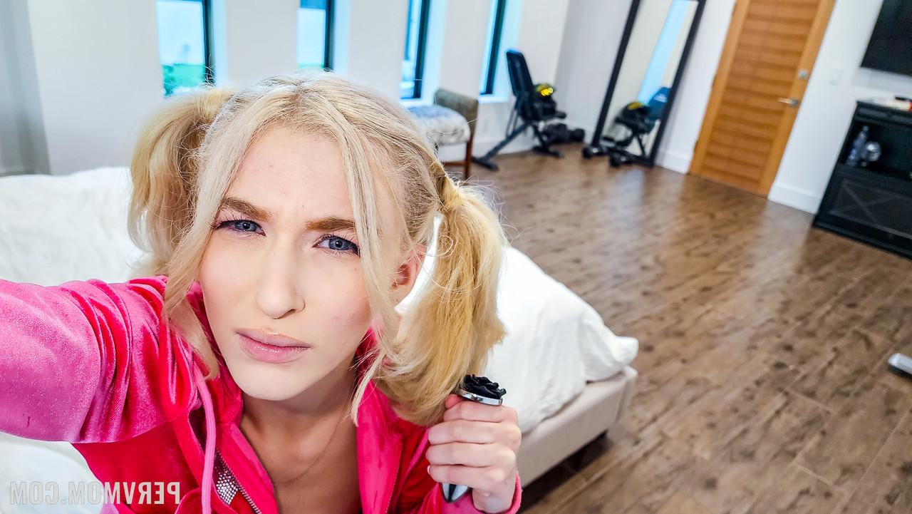 20P Mãe com peitos grandes Victoria Lobov brincando com o idiota da enteada Emma Rosie