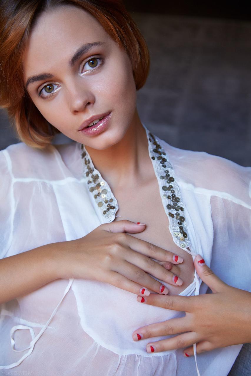 20P La jolie fille Lilit A montre ses fabuleux seins de jeune et sa chatte rasée léchable.