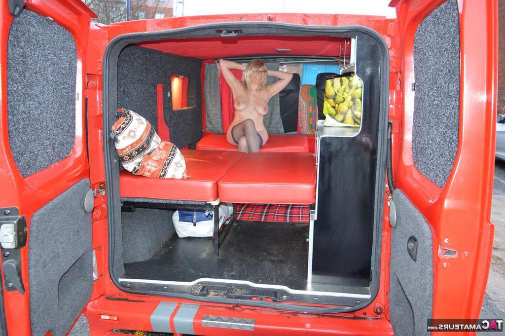 20P La blonde mature Barby Slut s'expose dans un camping-car alors qu'elle est en ville.