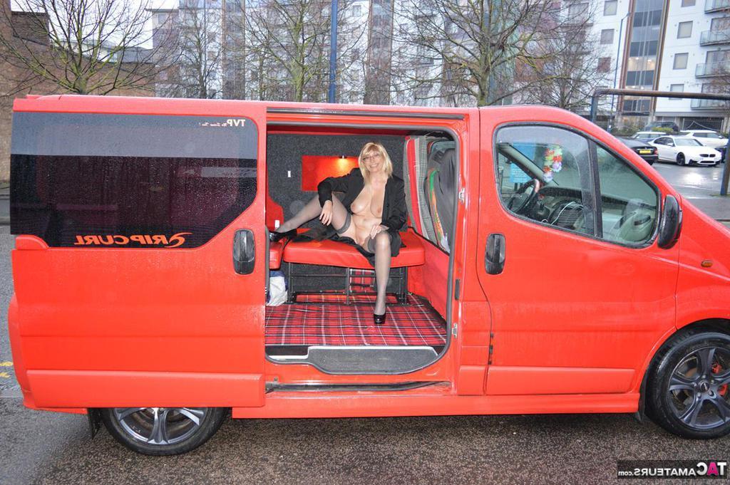 20P La blonde mature Barby Slut s'expose dans un camping-car alors qu'elle est en ville.