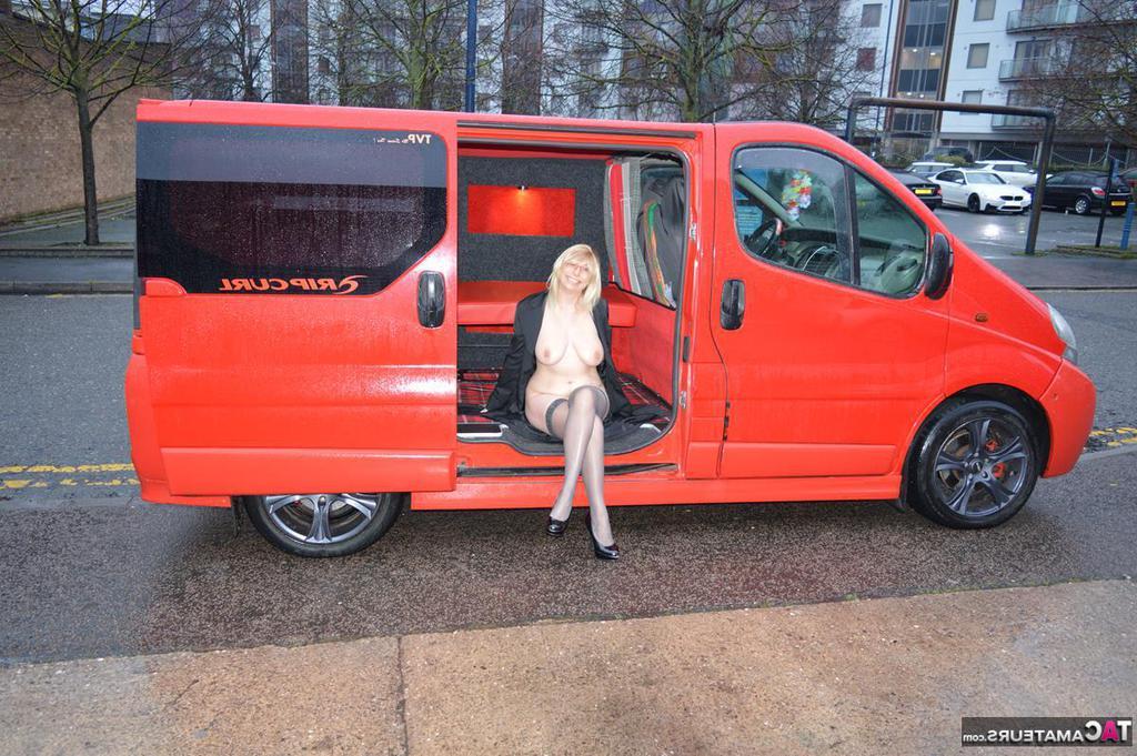 20P La blonde mature Barby Slut s'expose dans un camping-car alors qu'elle est en ville.