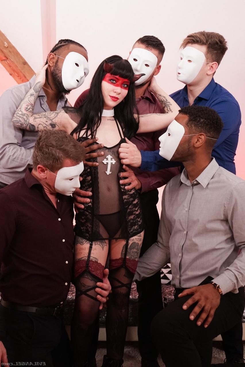 15P A morena tatuada Charlotte Sartre faz gangbang em uma roupa de cosplay