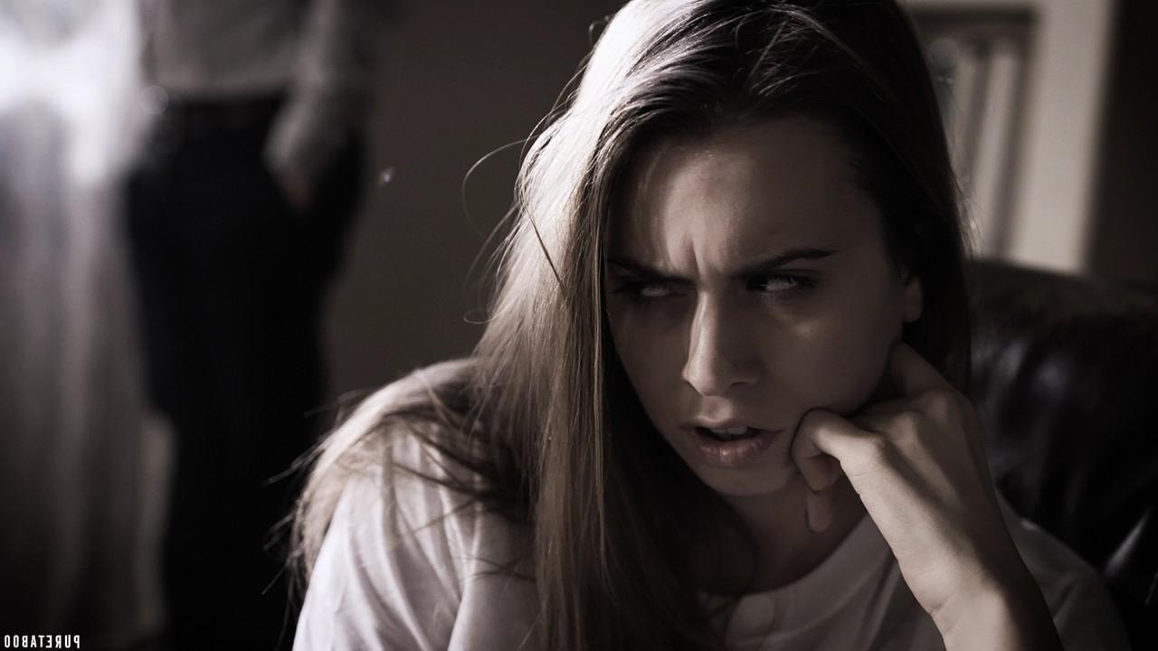 15P A jovem angustiada Jill Kassidy tem relações sexuais com um membro da família