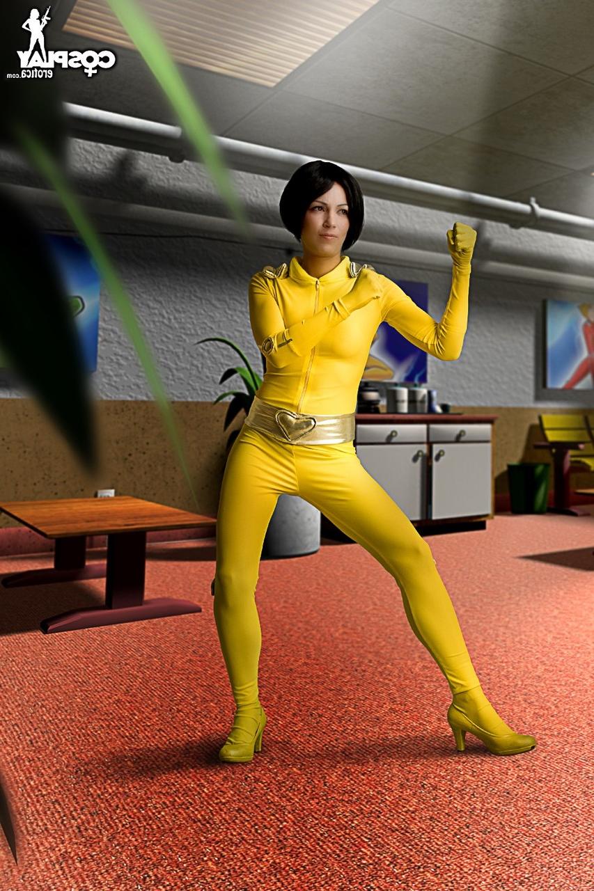 12P A bela de cabelos escuros trabalha seu grande corpo sem roupas de cosplay