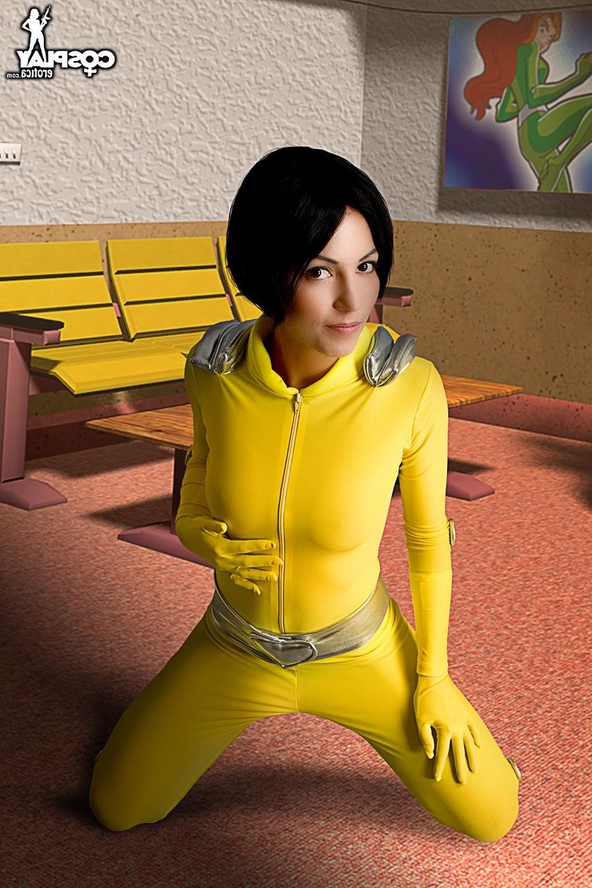 12P A bela de cabelos escuros trabalha seu grande corpo sem roupas de cosplay