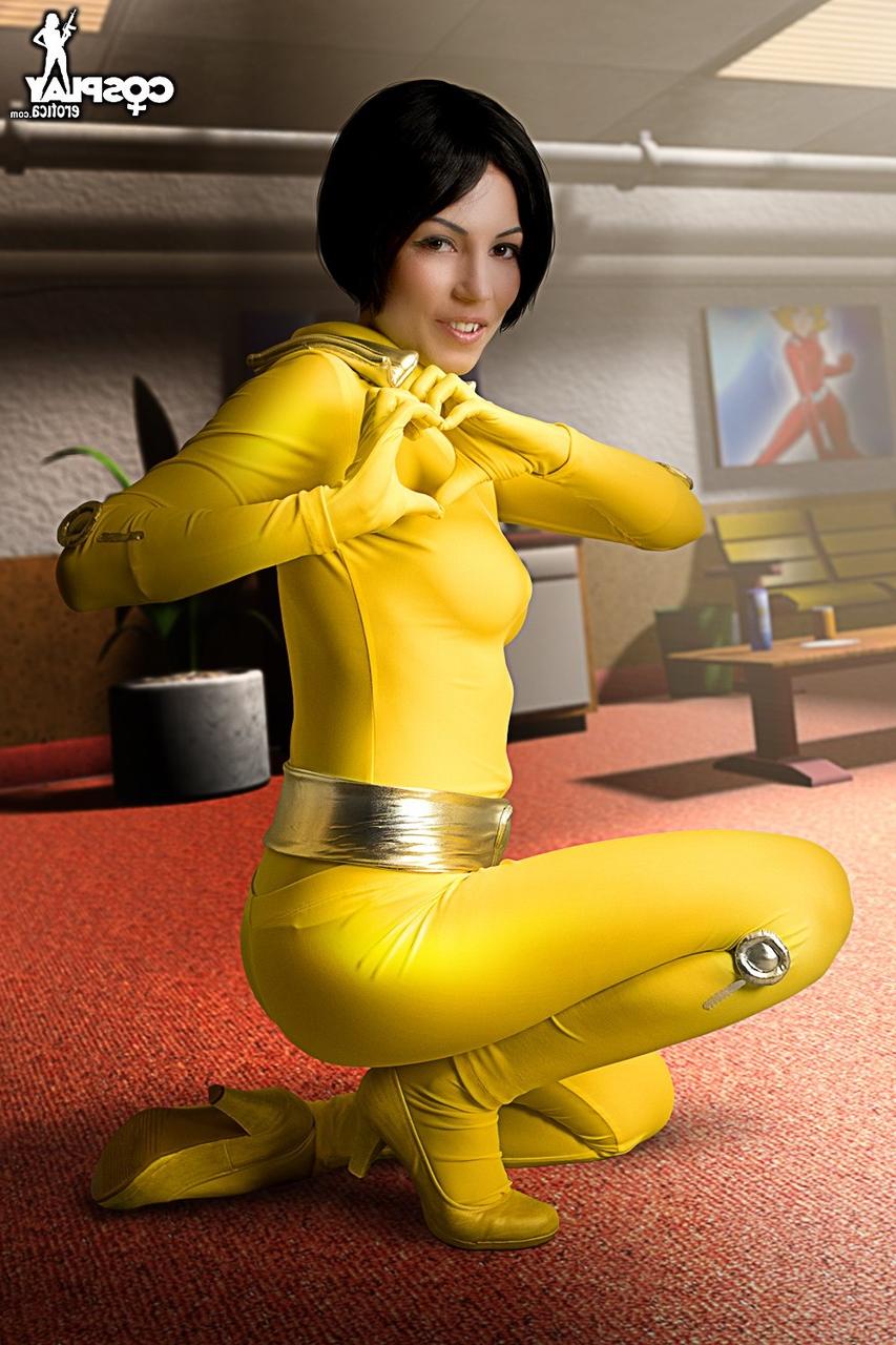 12P A bela de cabelos escuros trabalha seu grande corpo sem roupas de cosplay