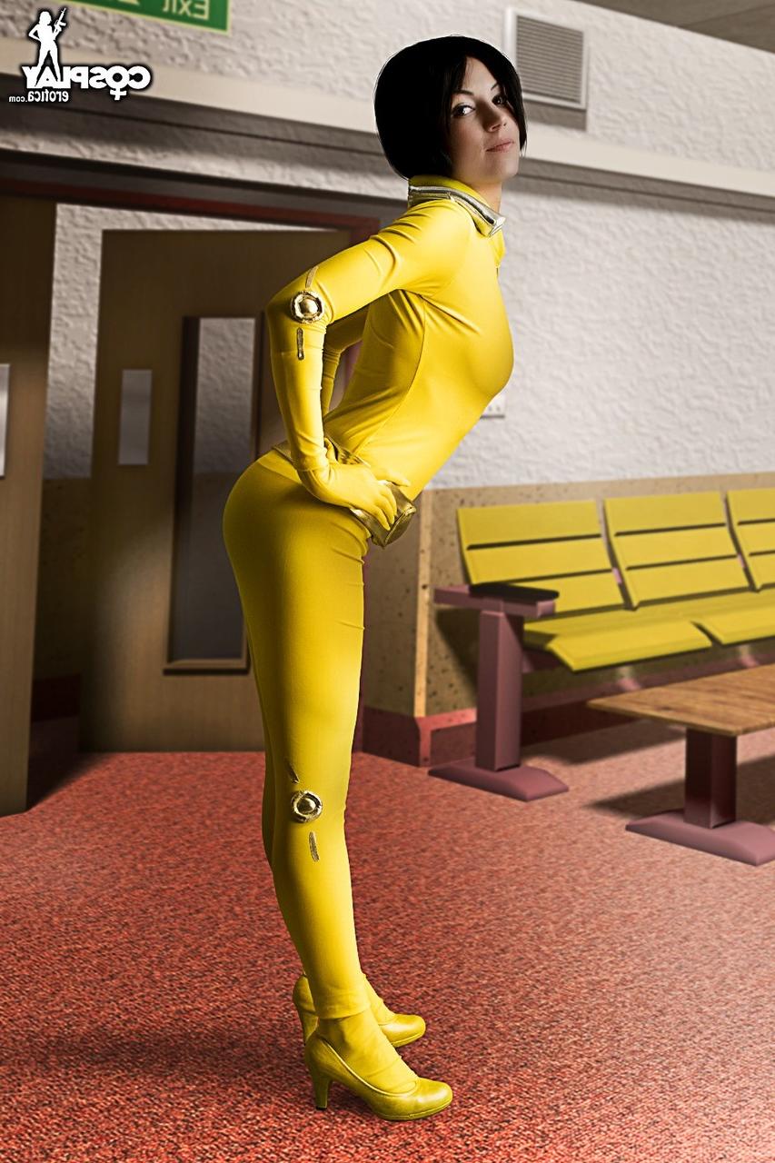 12P A bela de cabelos escuros trabalha seu grande corpo sem roupas de cosplay