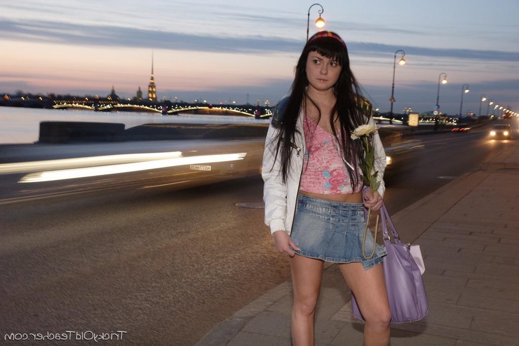 16P Joven morena tiene sexo después de tener una cita con su antiguo profesor