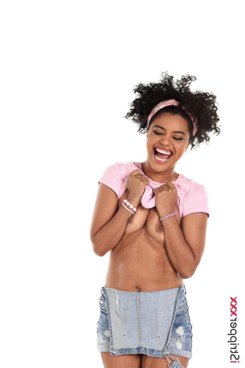 15P La jolie jeune latina Selva Lapiedra joue avec sa chatte et son trou du cul à la fois.