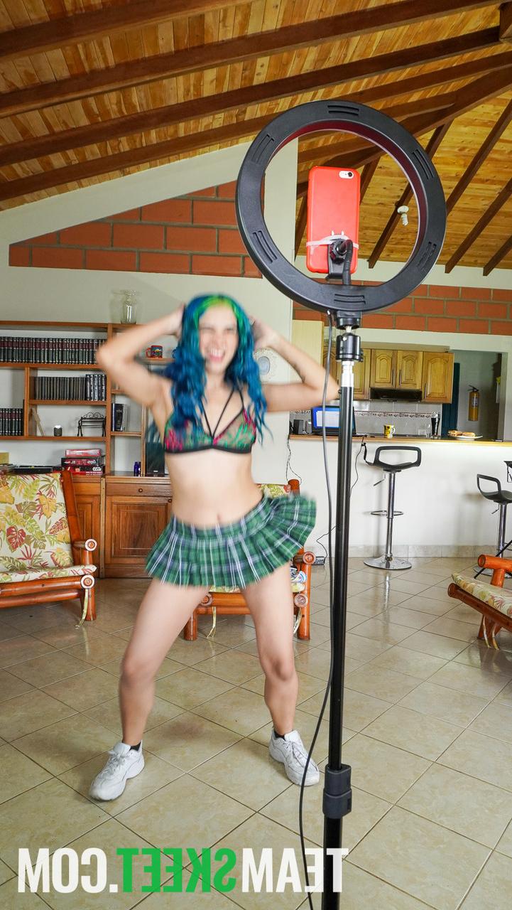 20P A amadora sexy Min Galilea gosta de um pau grande doggystyle depois de chupá-lo