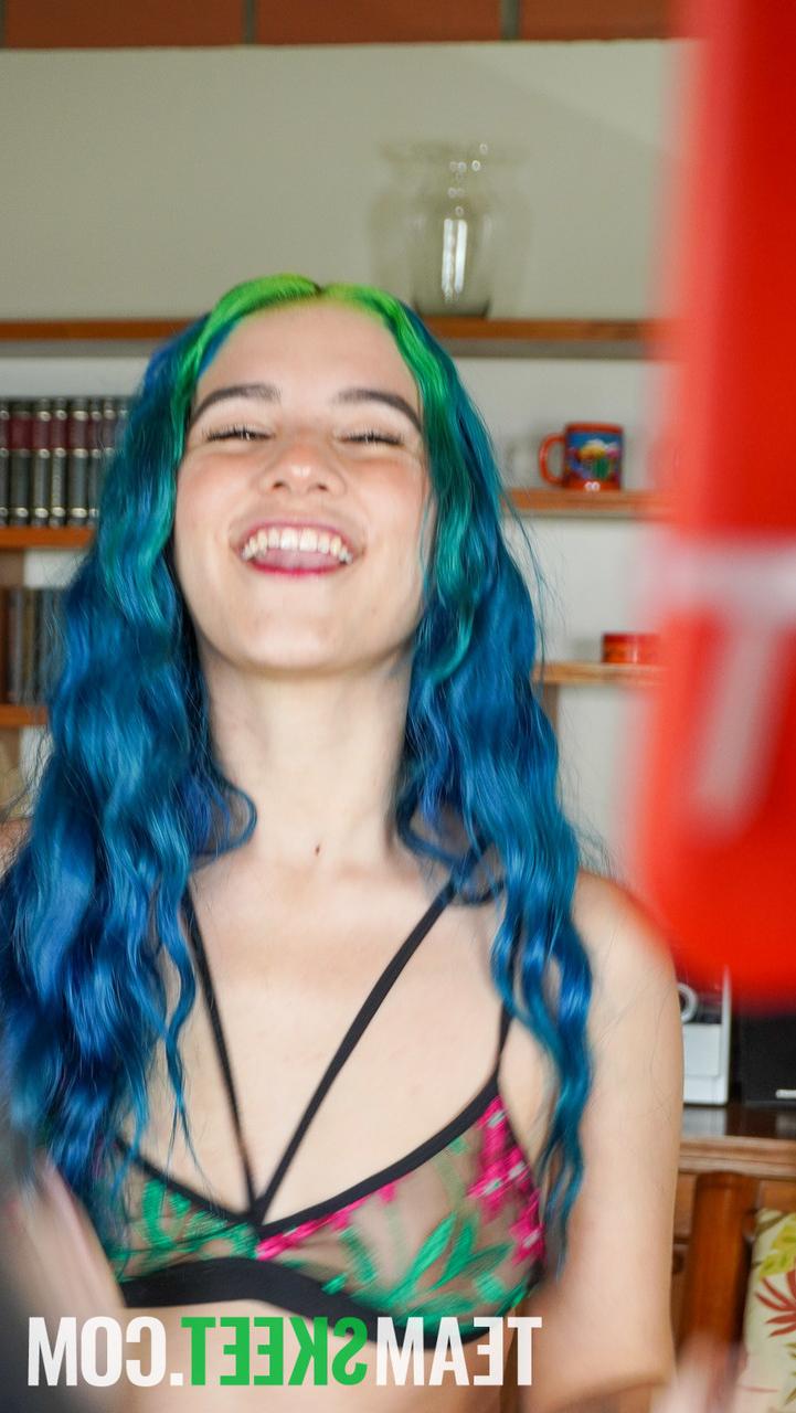 20P A amadora sexy Min Galilea gosta de um pau grande doggystyle depois de chupá-lo