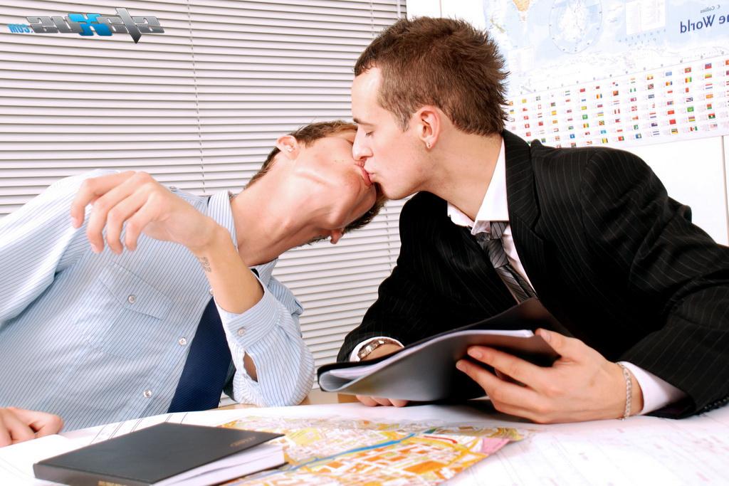 20P Connor Levi et Luke Desmond, jeunes adolescents gays britanniques, baisent au bureau