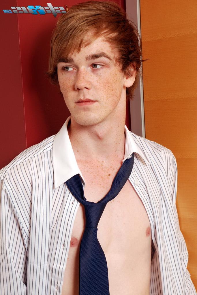 20P Connor Levi et Luke Desmond, jeunes adolescents gays britanniques, baisent au bureau