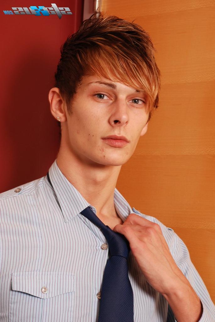 20P Connor Levi et Luke Desmond, jeunes adolescents gays britanniques, baisent au bureau