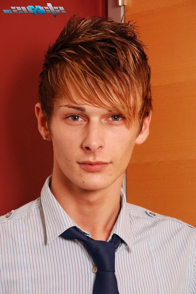 20P Connor Levi et Luke Desmond, jeunes adolescents gays britanniques, baisent au bureau
