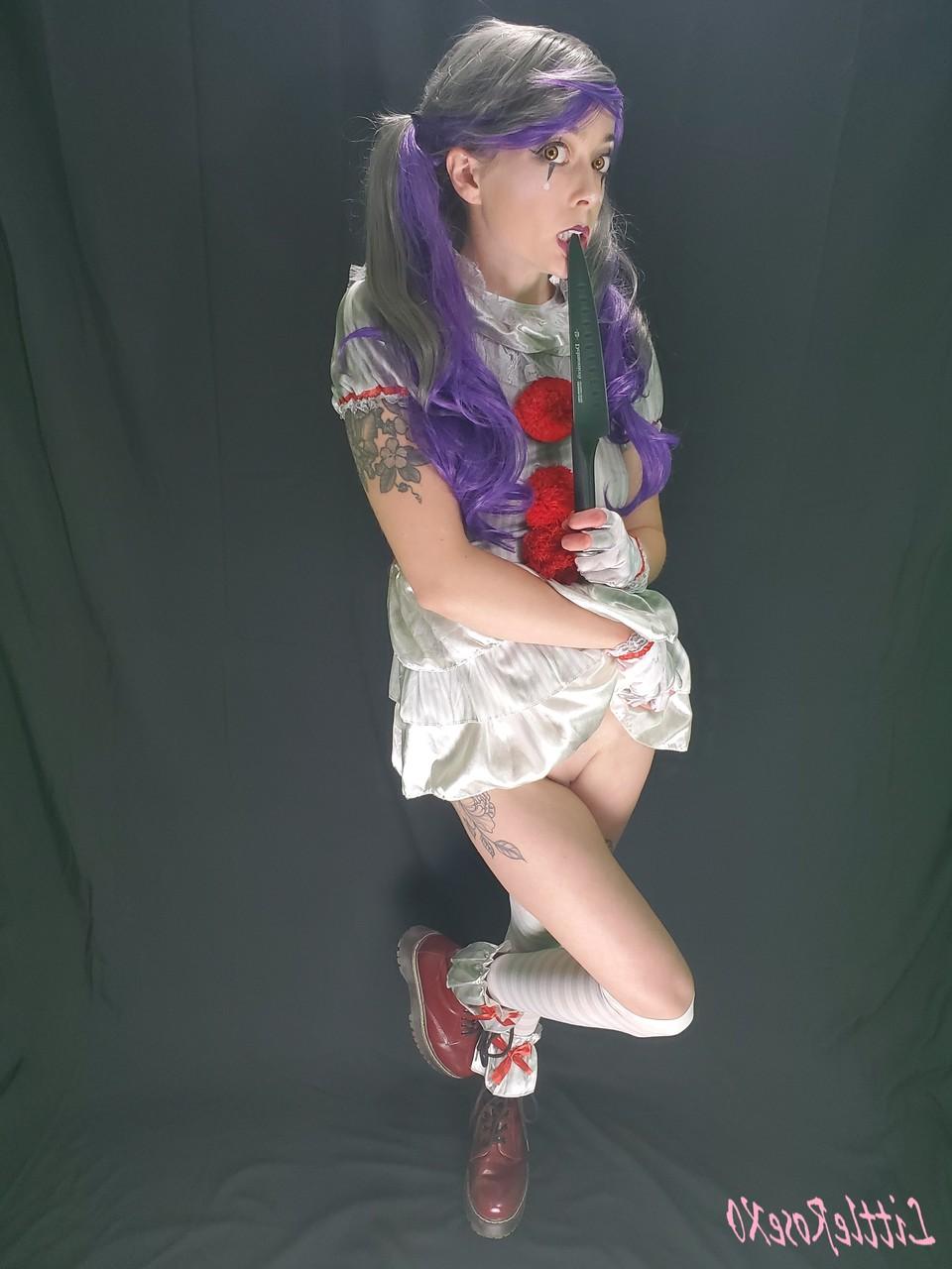 20P Adolescente excêntrica fantasiada de Rose mostra sua vagina raspada em um solo