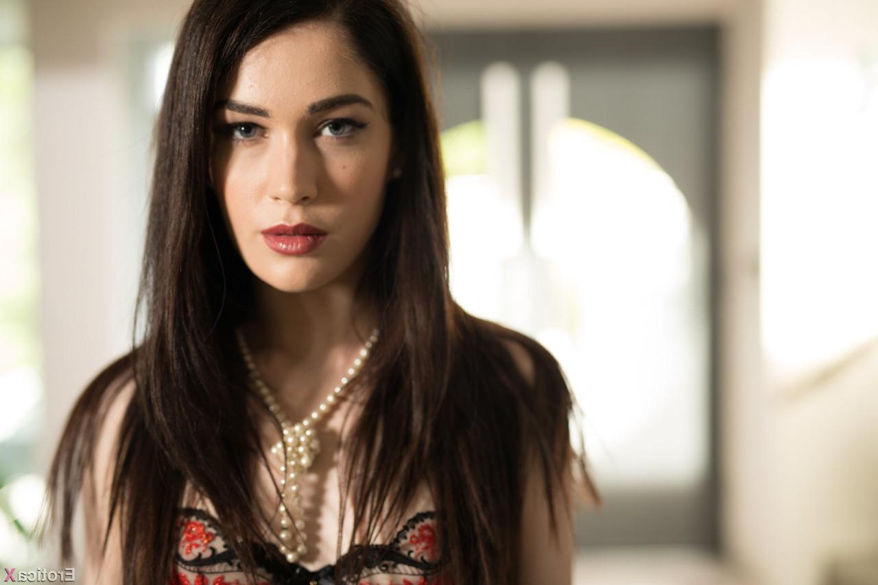 20P A morena pornstar Evelyn Claire fica satisfeita oralmente e é fodida na banheira