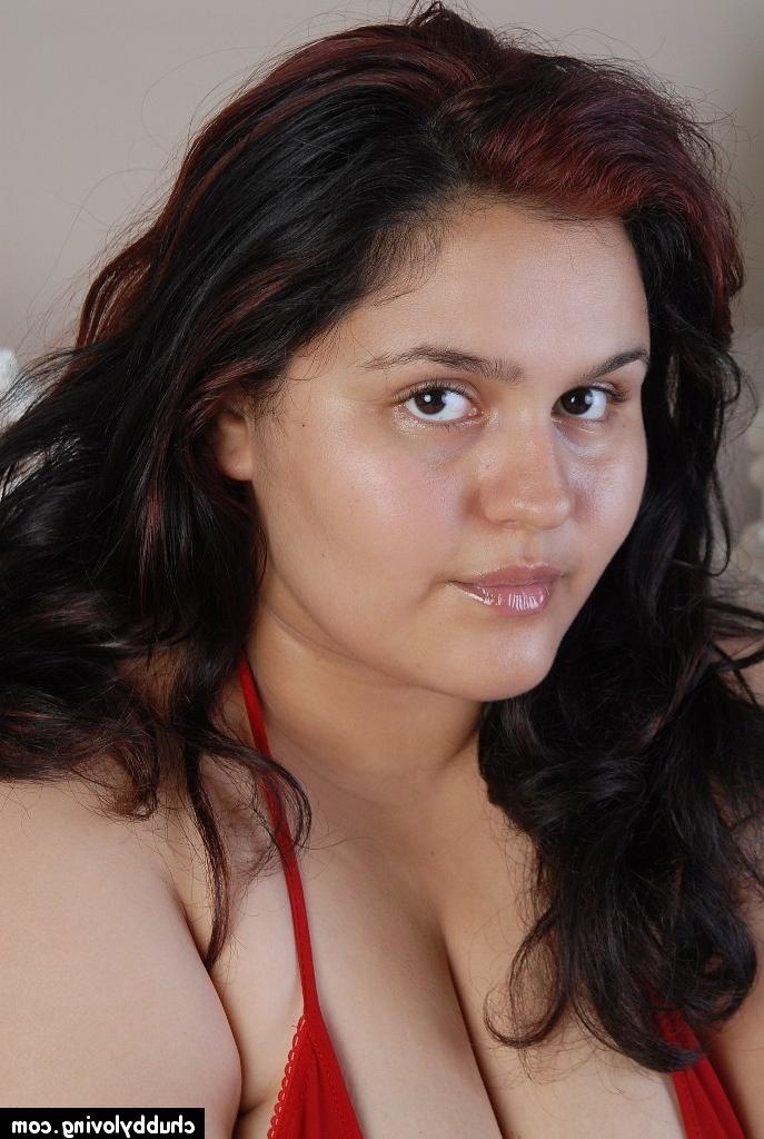 16P A garota gorda Karla posa sozinha em uma lingerie sexy e grande e bonita