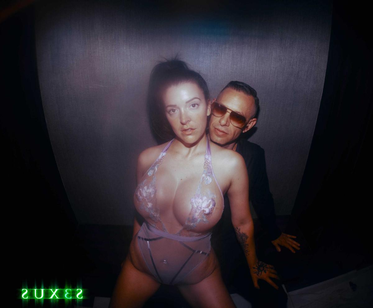 14P La morena de grandes tetas Elizabeth Skylar se encima de su amante durante una follada