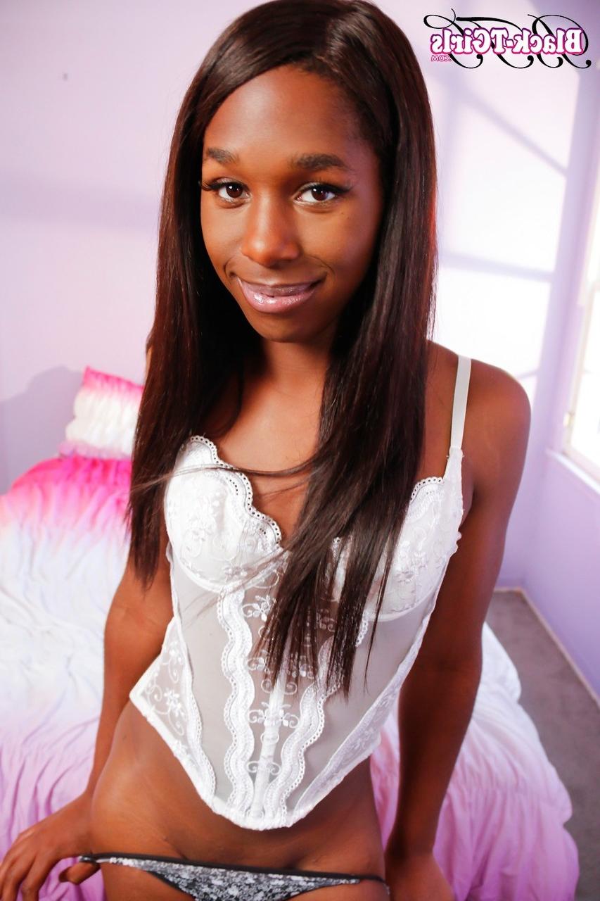 16P La transexuelle chaude Ebon Tyra Alice se déshabille et montre son gros butin et sa bite bien dure.