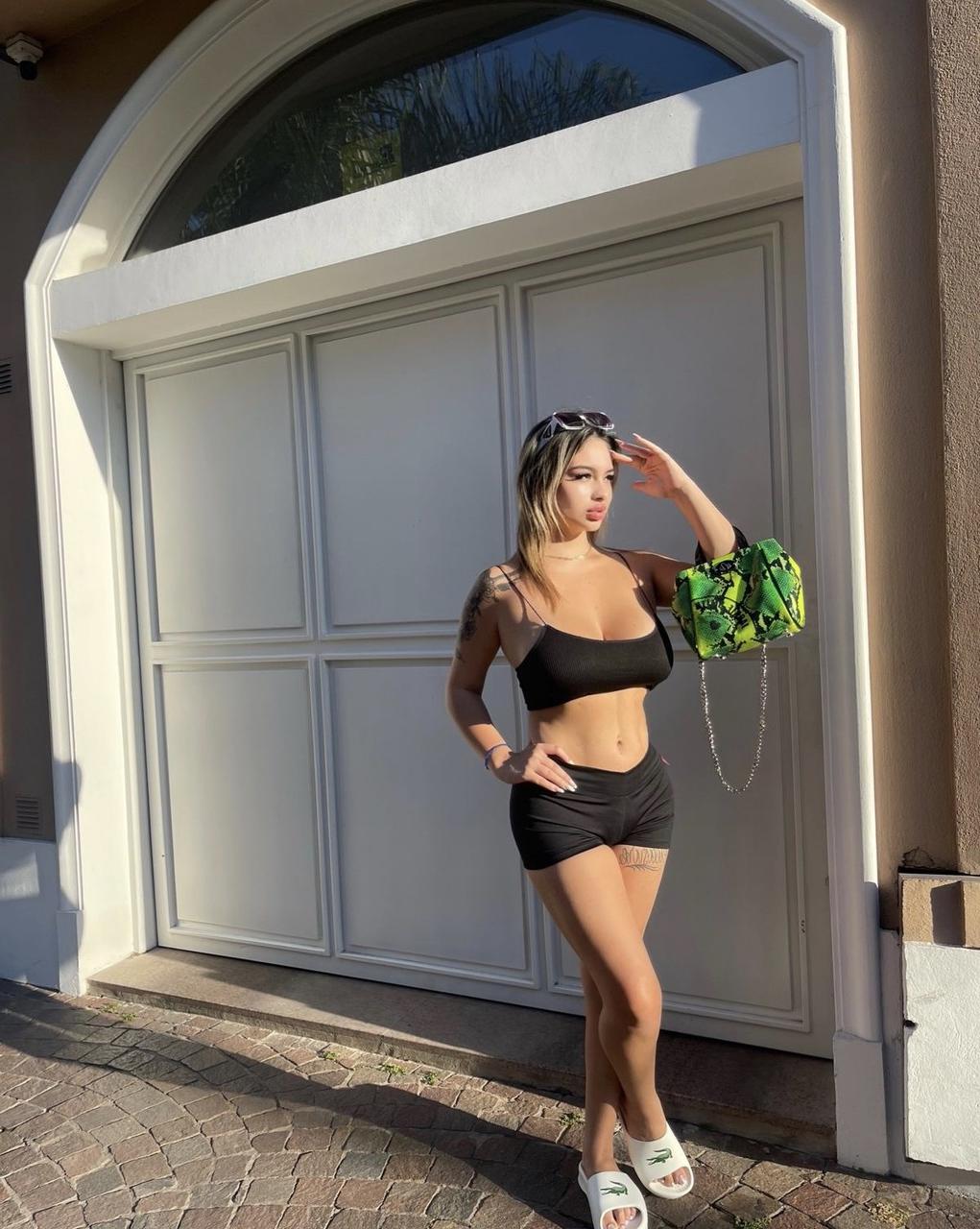 9P Carly Hart, modelo gostosa de apenas fãs, exibe seus peitos grandes e bunda redonda