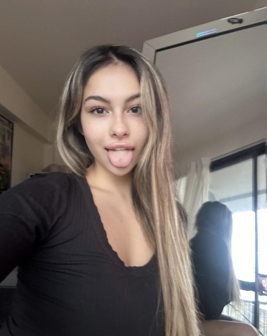 9P Carly Hart, modelo gostosa de apenas fãs, exibe seus peitos grandes e bunda redonda
