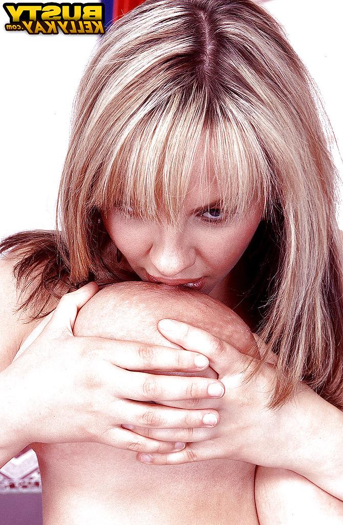 16P 大きな熟女ポルノスターのおっぱいを露出する巨乳ブロンドのユーロ美女ケリー・ケイ
