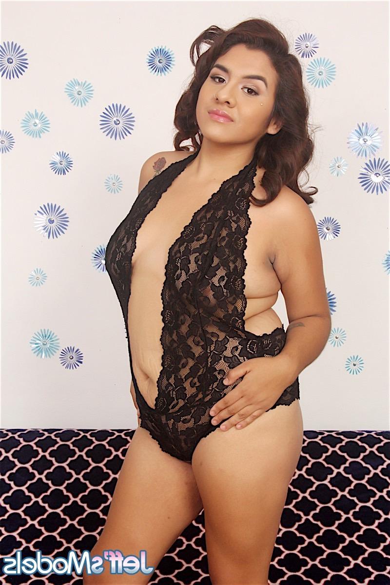 14P La gorda latina Korina Lust se quita la lencería negra antes de masturbarse con juguetes