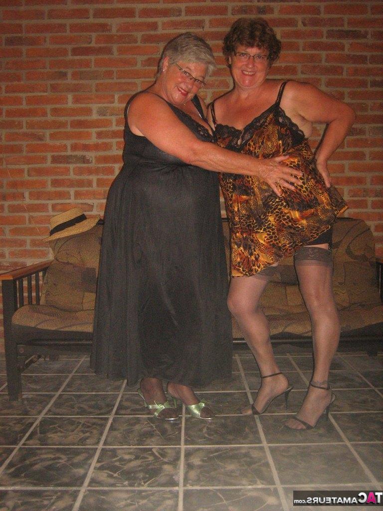 20P Fat Nan Girdle Goddess et son amante lesbienne exposent leurs bribes sur un canapé
