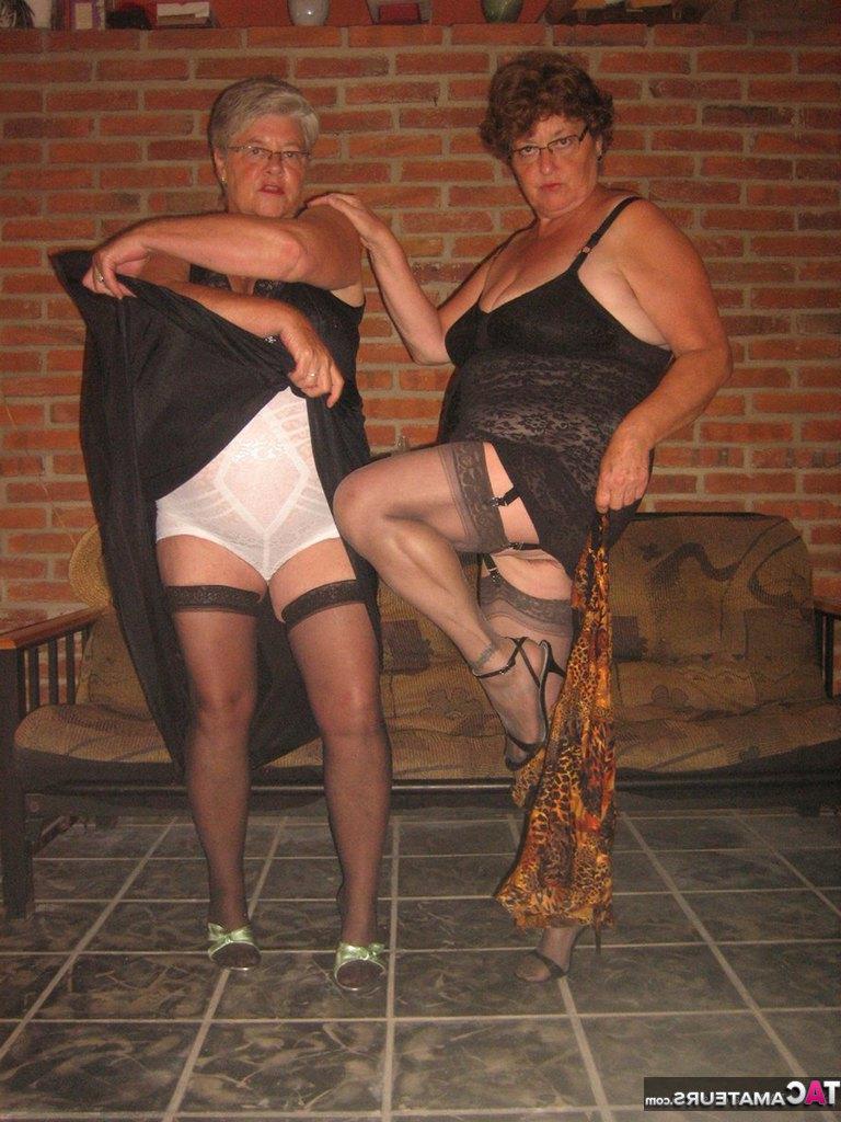 20P Fat Nan Girdle Goddess et son amante lesbienne exposent leurs bribes sur un canapé
