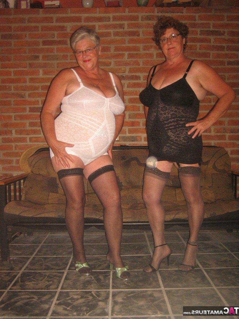 20P Fat Nan Girdle Goddess et son amante lesbienne exposent leurs bribes sur un canapé
