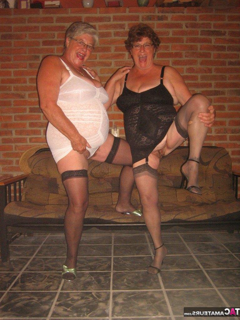 20P Fat Nan Girdle Goddess et son amante lesbienne exposent leurs bribes sur un canapé