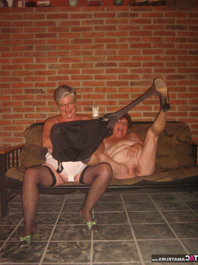 20P Fat Nan Girdle Goddess et son amante lesbienne exposent leurs bribes sur un canapé