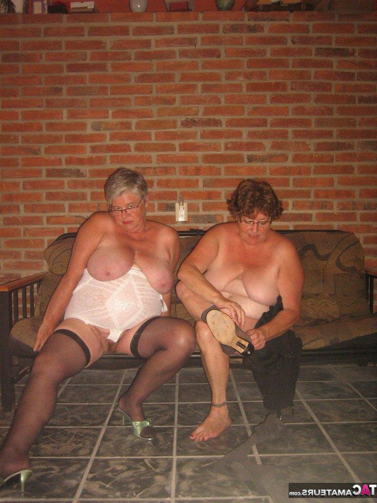 20P Fat Nan Girdle Goddess et son amante lesbienne exposent leurs bribes sur un canapé