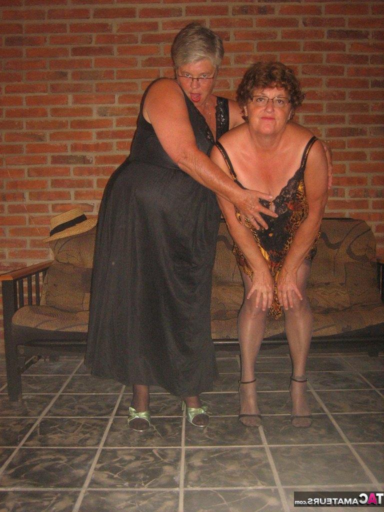 20P Fat Nan Girdle Goddess et son amante lesbienne exposent leurs bribes sur un canapé