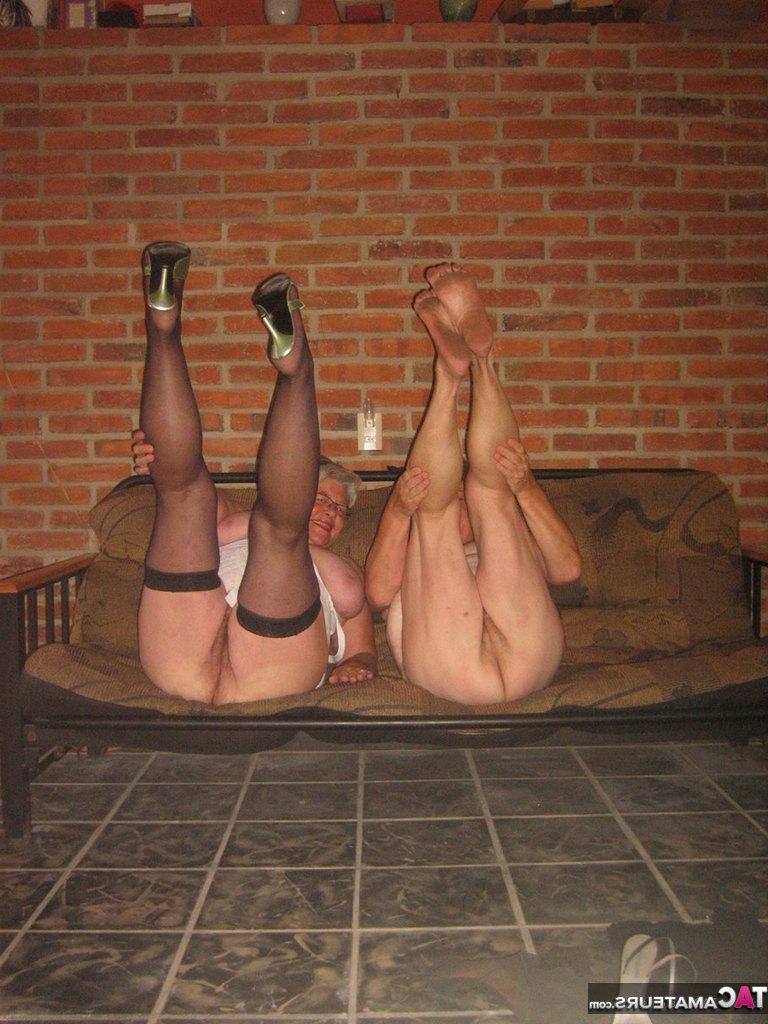 20P Fat Nan Girdle Goddess et son amante lesbienne exposent leurs bribes sur un canapé
