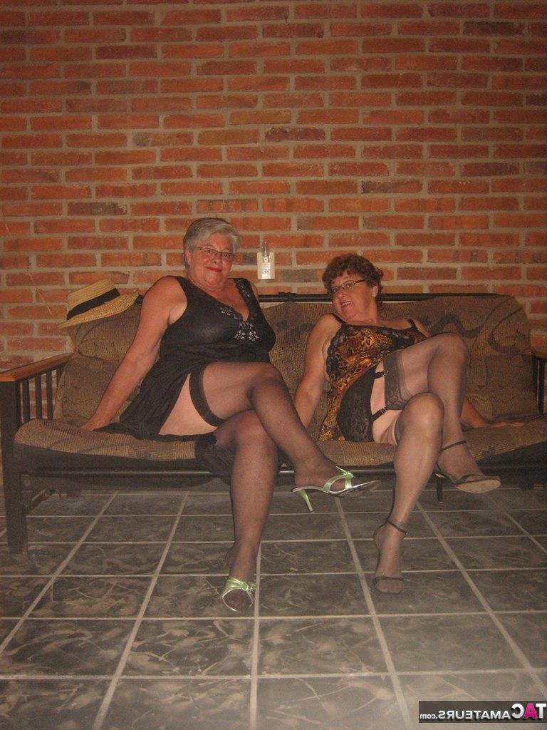 20P Fat Nan Girdle Goddess et son amante lesbienne exposent leurs bribes sur un canapé