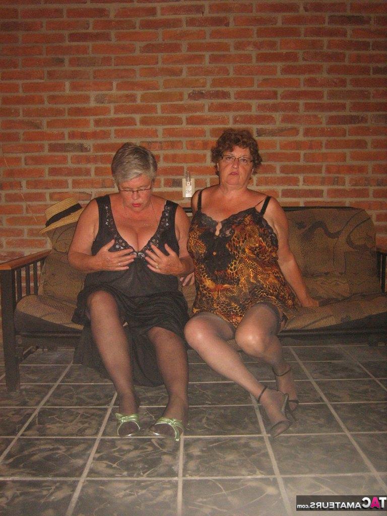 20P Fat Nan Girdle Goddess et son amante lesbienne exposent leurs bribes sur un canapé