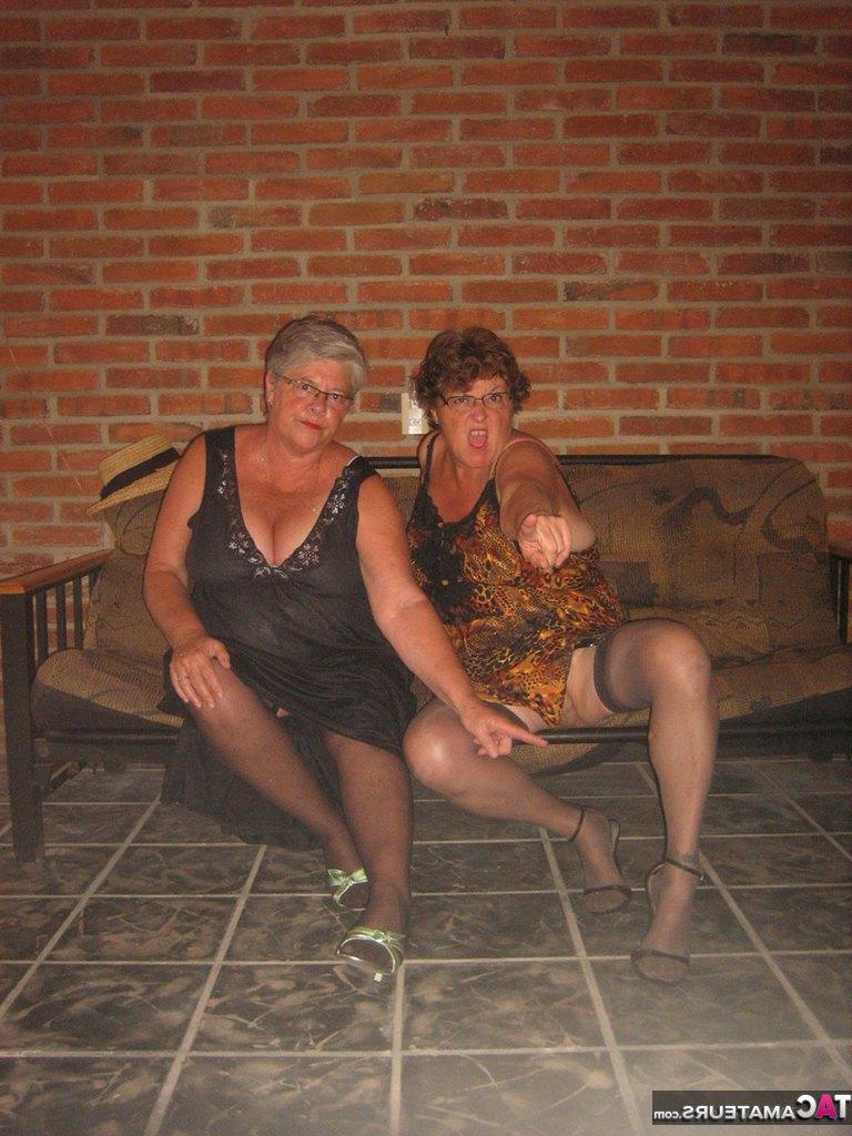 20P Fat Nan Girdle Goddess et son amante lesbienne exposent leurs bribes sur un canapé