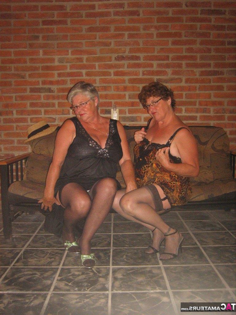 20P Fat Nan Girdle Goddess et son amante lesbienne exposent leurs bribes sur un canapé
