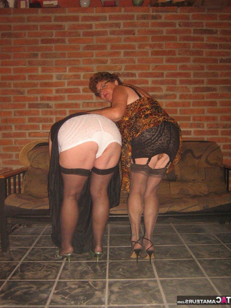20P Fat Nan Girdle Goddess et son amante lesbienne exposent leurs bribes sur un canapé