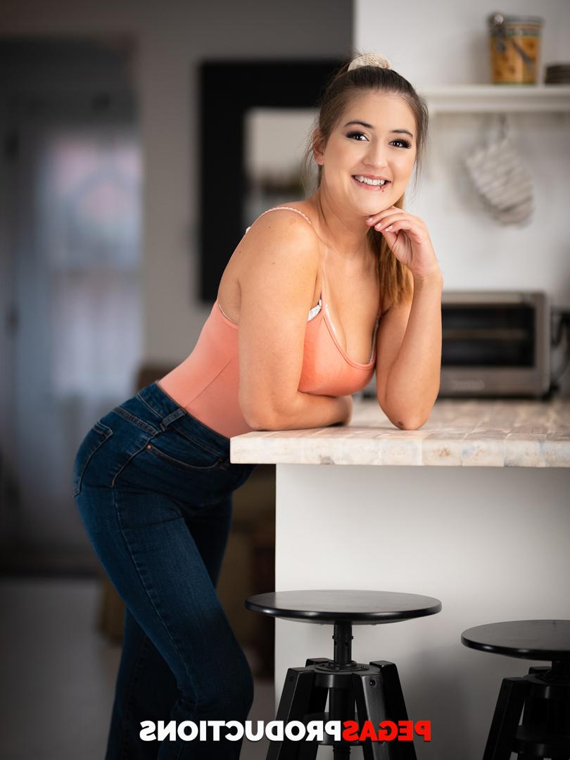 20P Gata alta com óculos Alice W posa nua e em lingerie