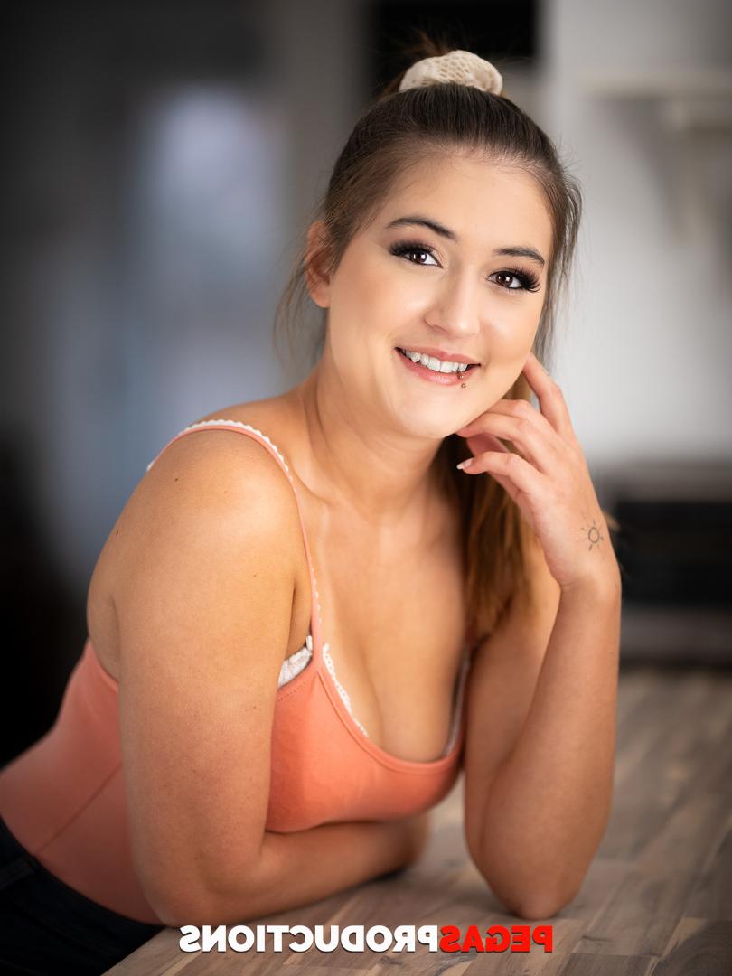 20P Gata alta com óculos Alice W posa nua e em lingerie