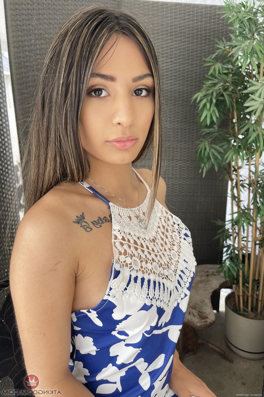 20P A linda morena Nina Nieves mostra sua buceta inchada e raspada de perto