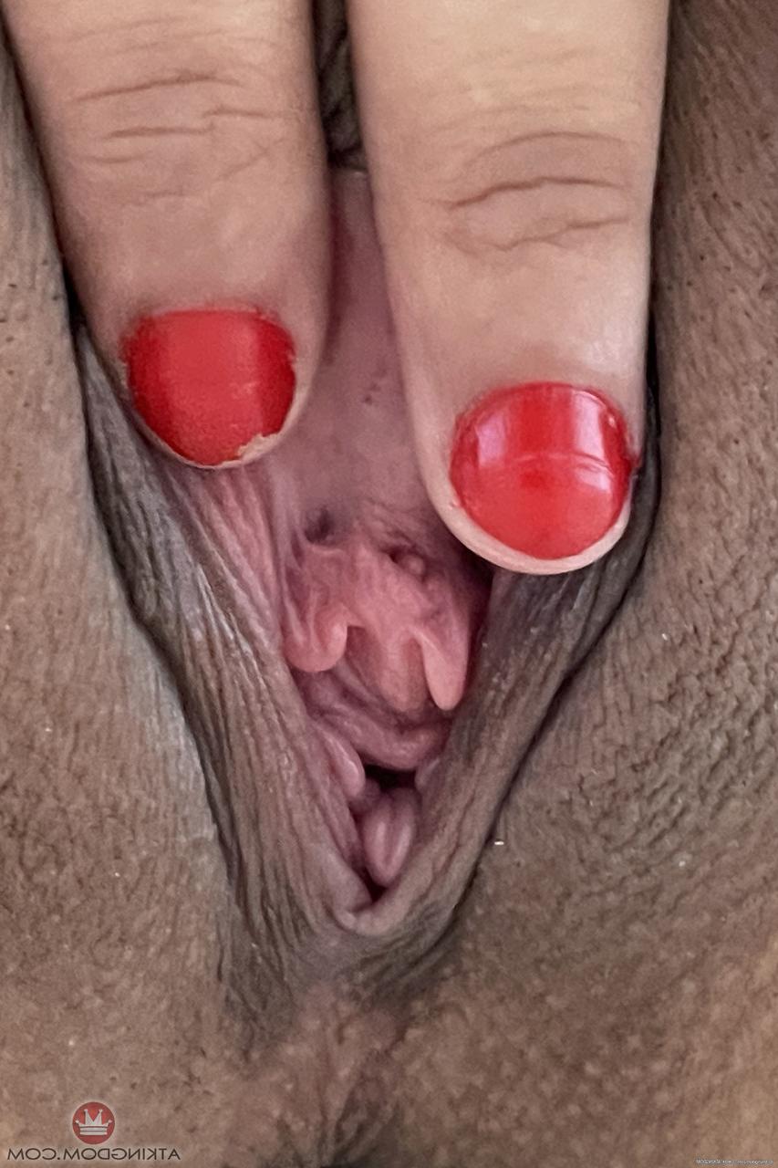 20P A linda morena Nina Nieves mostra sua buceta inchada e raspada de perto