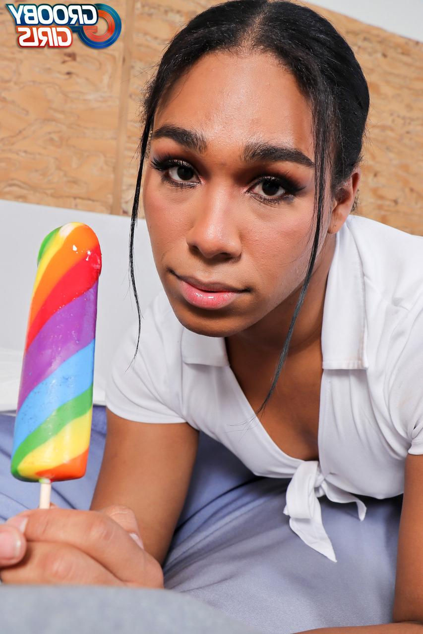 16P A estudante trans negra Selene Santos mostra seu pau pequeno em um strip-tease sexy