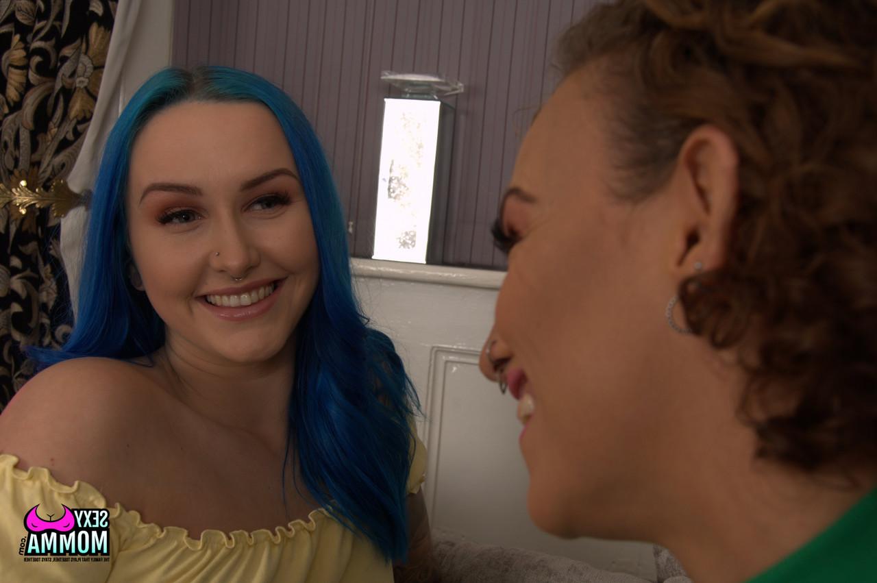 20P Lésbicas safadas Blue Ink e PussyKat se masturbam juntas e fodem forte