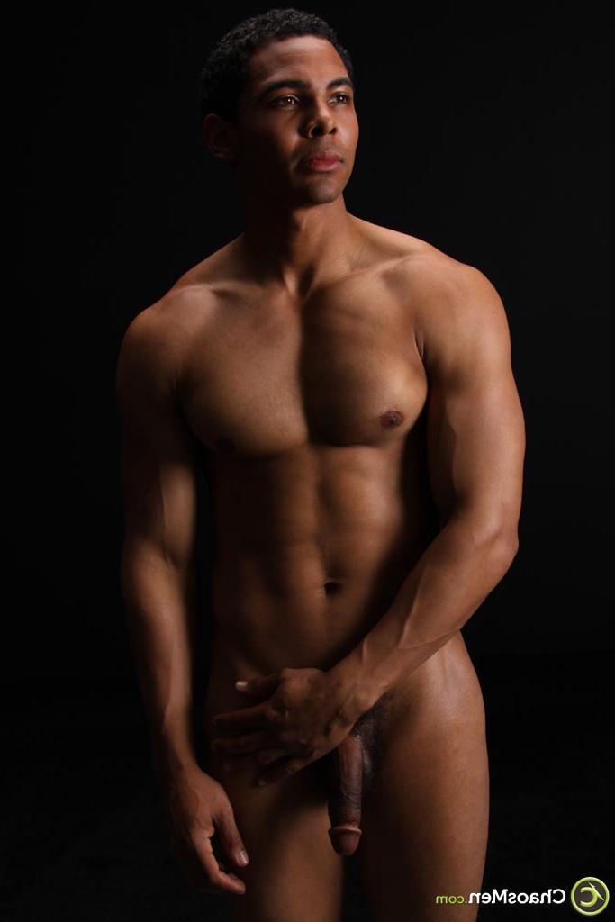 20P El sexy modelo de ébano gay Ross se desnuda y muestra su cuerpo musculoso y su gran polla